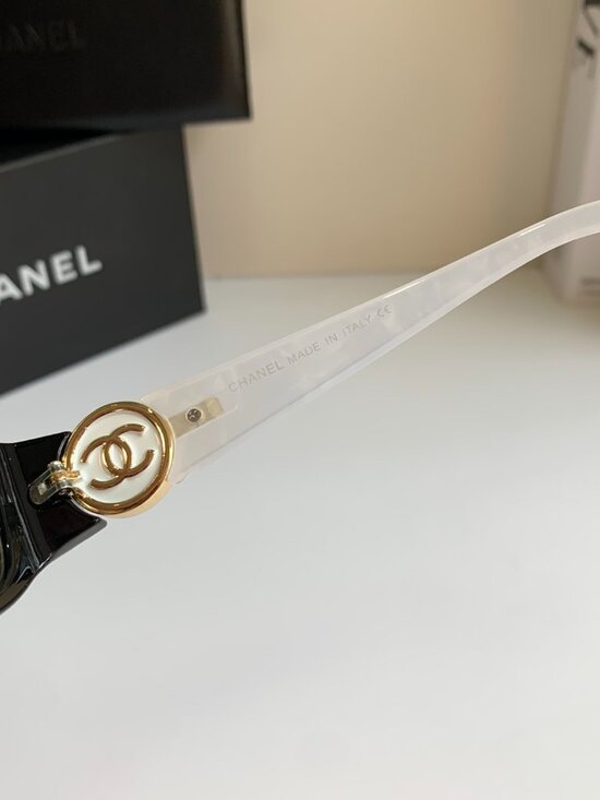Timeless Chanel Shades ? Gold CC, Pearlized Legs, Oval Frame, Gradient Blue main image 10